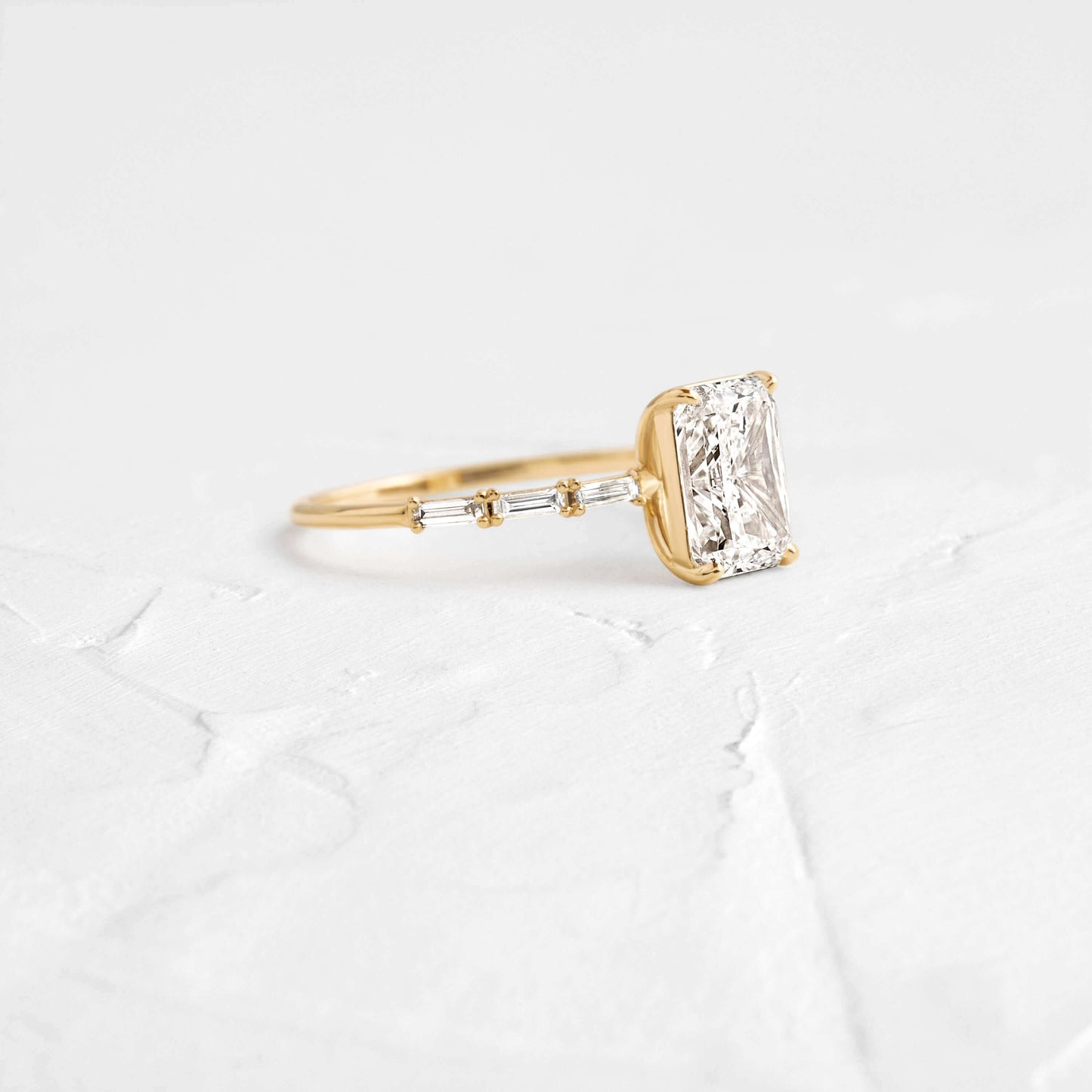 2.50 Ct E Renk VS1 Berraklık Kolları Baget Taşlı Sarı Altın Radiant Pırlanta Yüzük