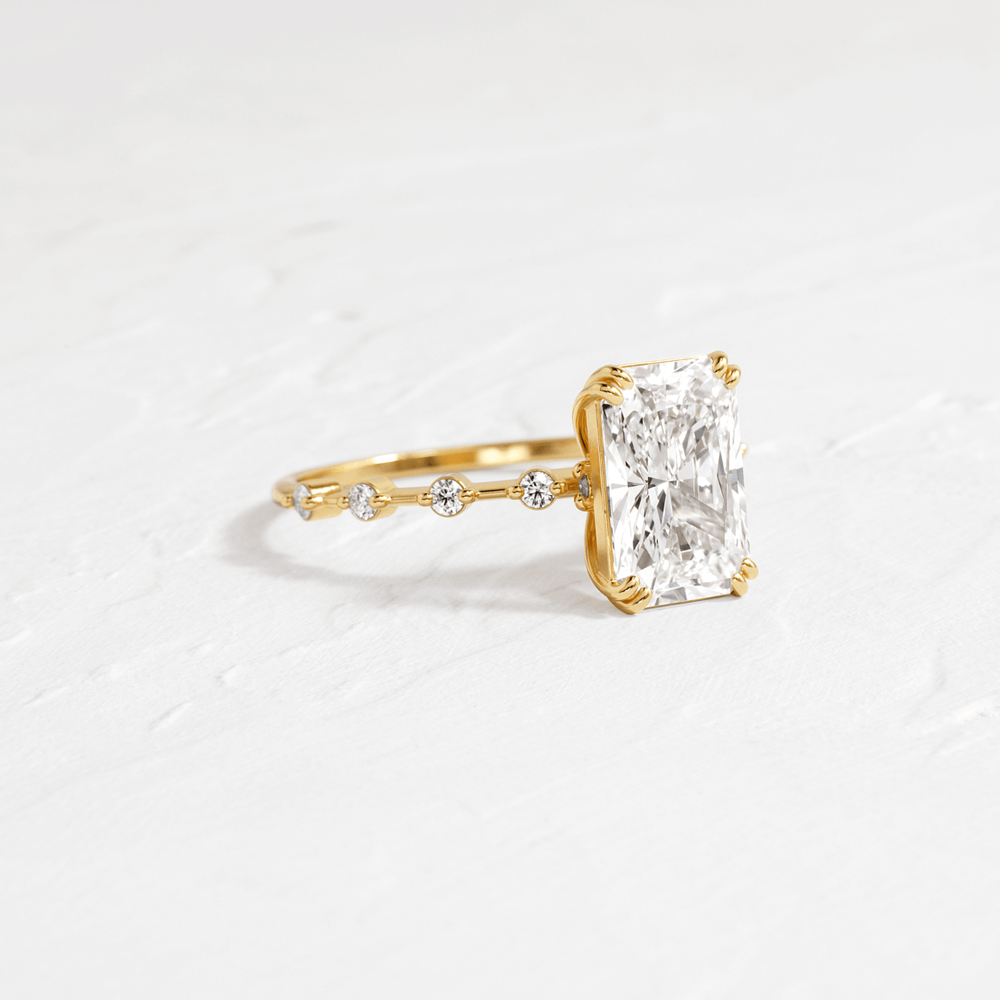 3.53 Ct D Renk VS1 Berraklık Kolları Sıra Taşlı Sarı Altın Radiant Pırlanta Yüzük