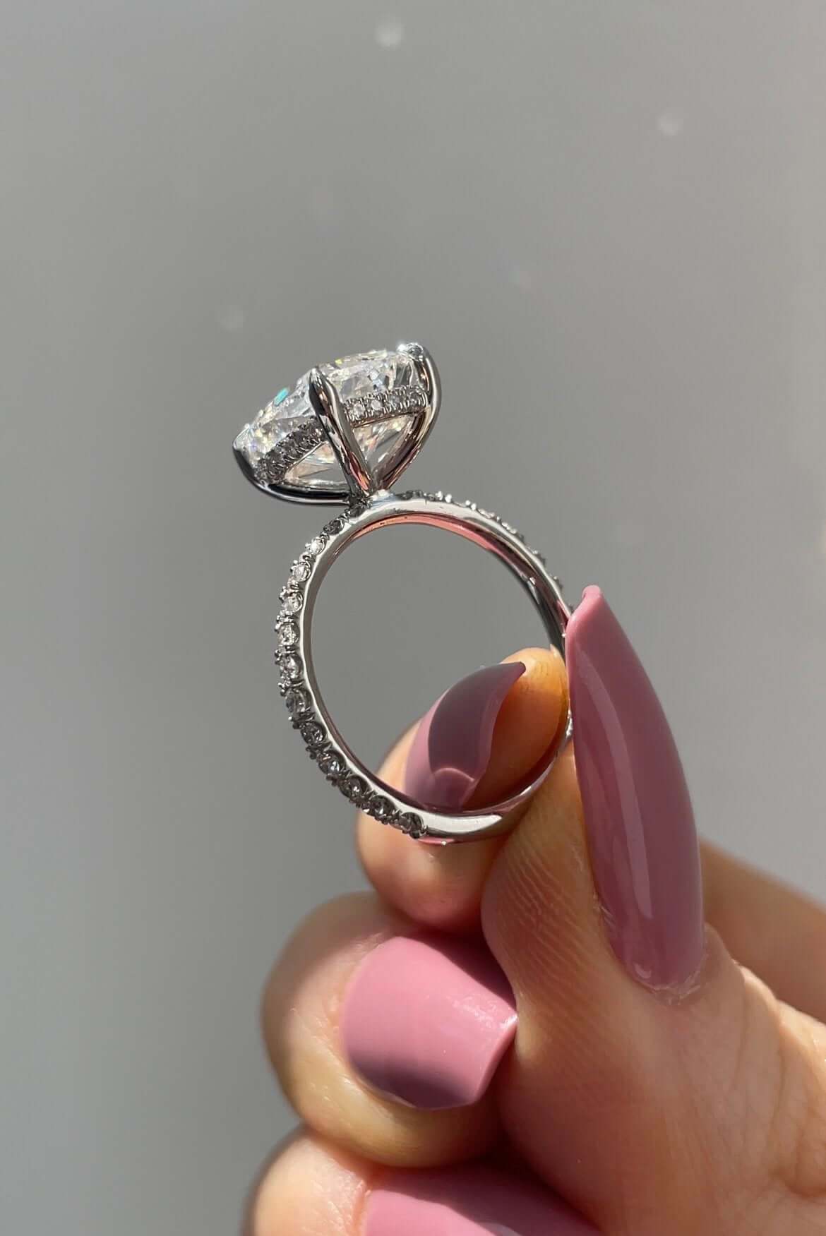 3.00 Ct F Renk VS1 Berraklık Hidden Halo Kolları Taşlı Cushion Pırlanta Yüzük