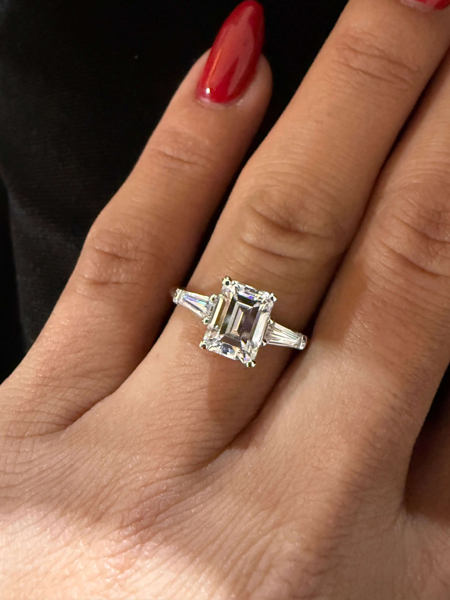 1.80 Ct E Renk Emerald Kesim Orta Taş - Toplam 0.30 Ct Trapez Kesim Yan Taşlı Pırlanta Yüzük