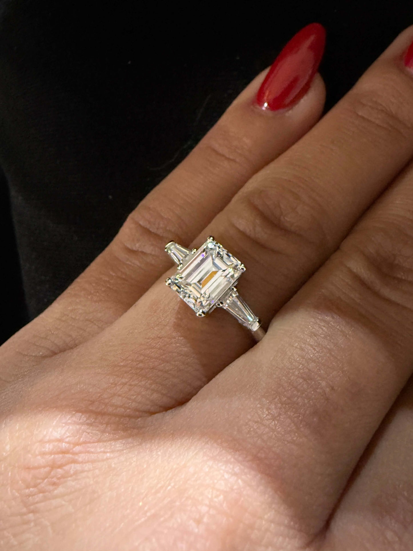 1.80 Ct E Renk Emerald Kesim Orta Taş - Toplam 0.30 Ct Trapez Kesim Yan Taşlı Pırlanta Yüzük