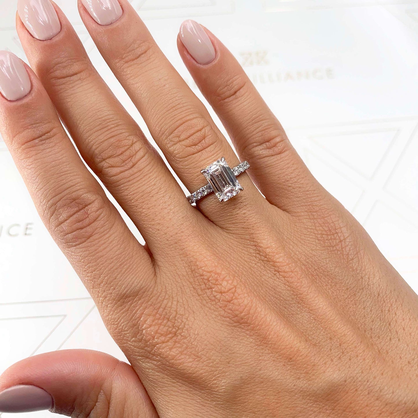 Kolları Taşlı Emerald Pırlanta Tektaş Nişan Yüzüğü