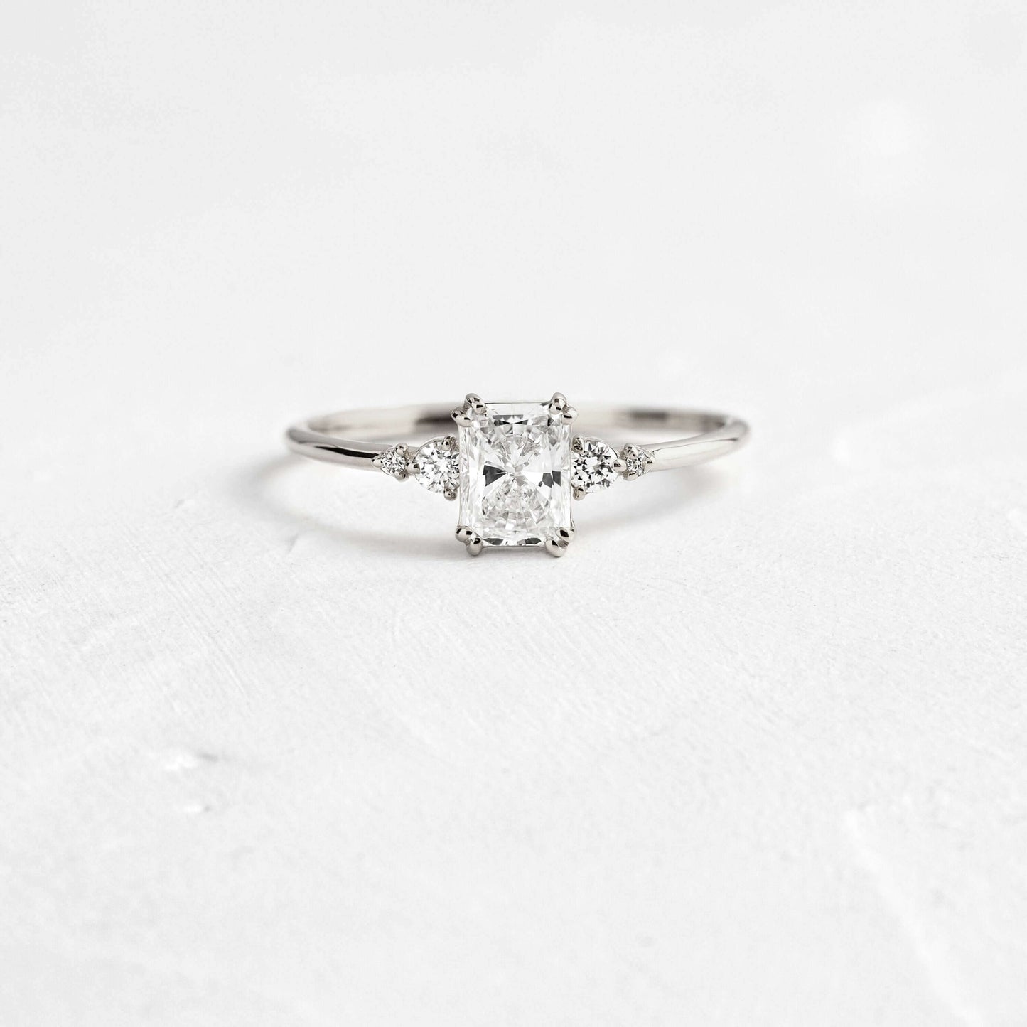 1.28 Ct D Renk VS1 Berraklık Yan Taşlı Petite Radiant Pırlanta Yüzük