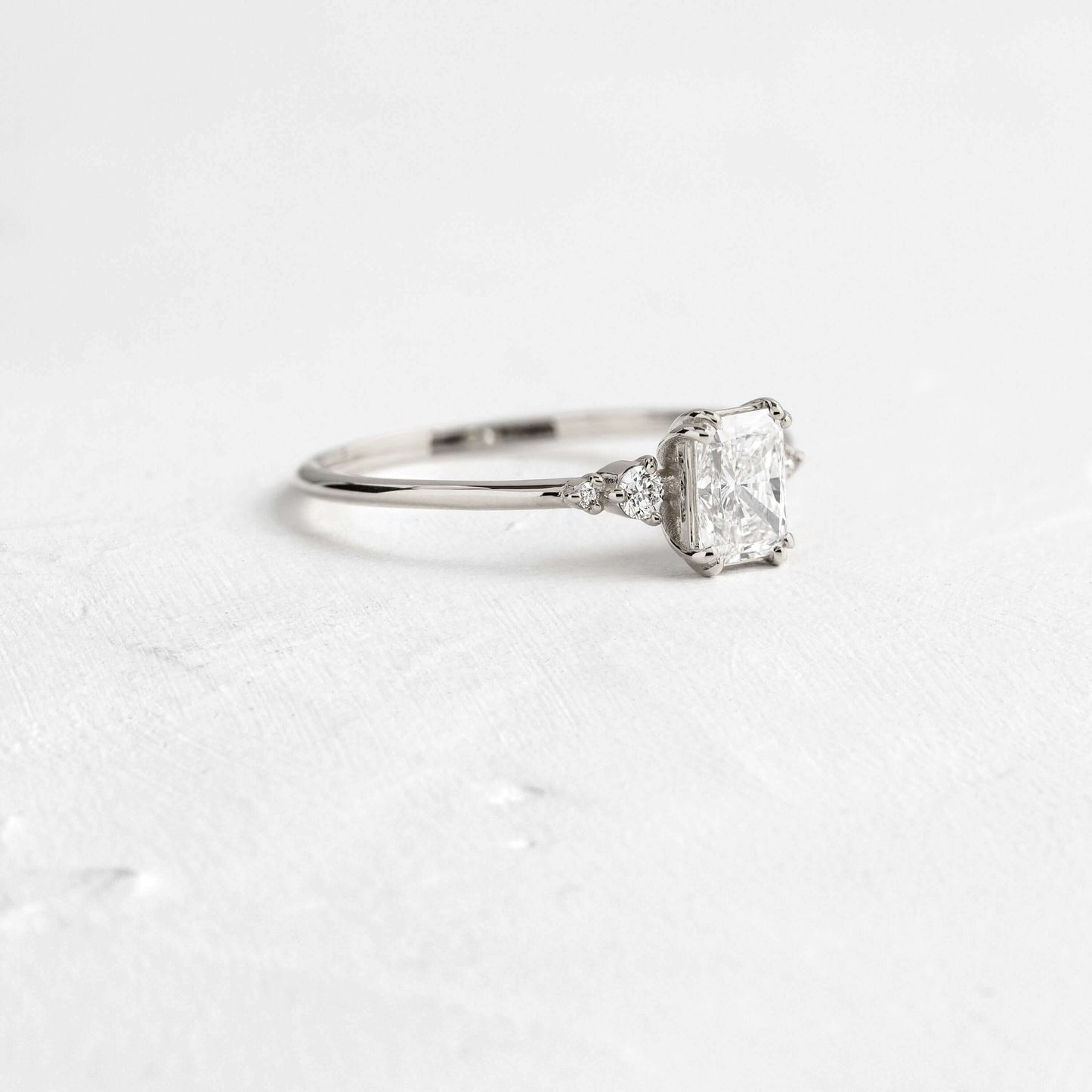 1.28 Ct D Renk VS1 Berraklık Yan Taşlı Petite Radiant Pırlanta Yüzük