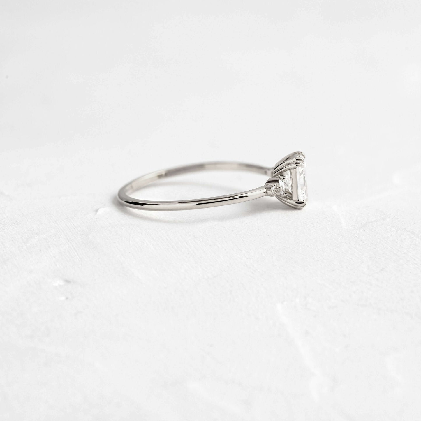 1.28 Ct D Renk VS1 Berraklık Yan Taşlı Petite Radiant Pırlanta Yüzük