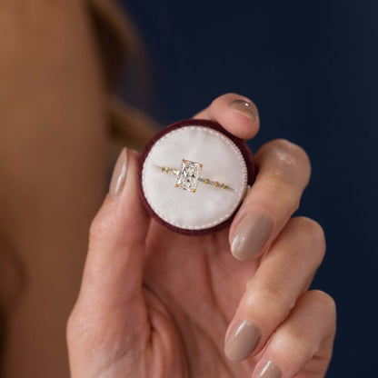 2.50 Ct E Renk VS1 Berraklık Kolları Baget Taşlı Sarı Altın Radiant Pırlanta Yüzük