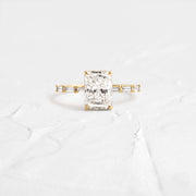 2.50 Ct E Renk VS1 Berraklık Kolları Baget Taşlı Sarı Altın Radiant Pırlanta Yüzük media 2