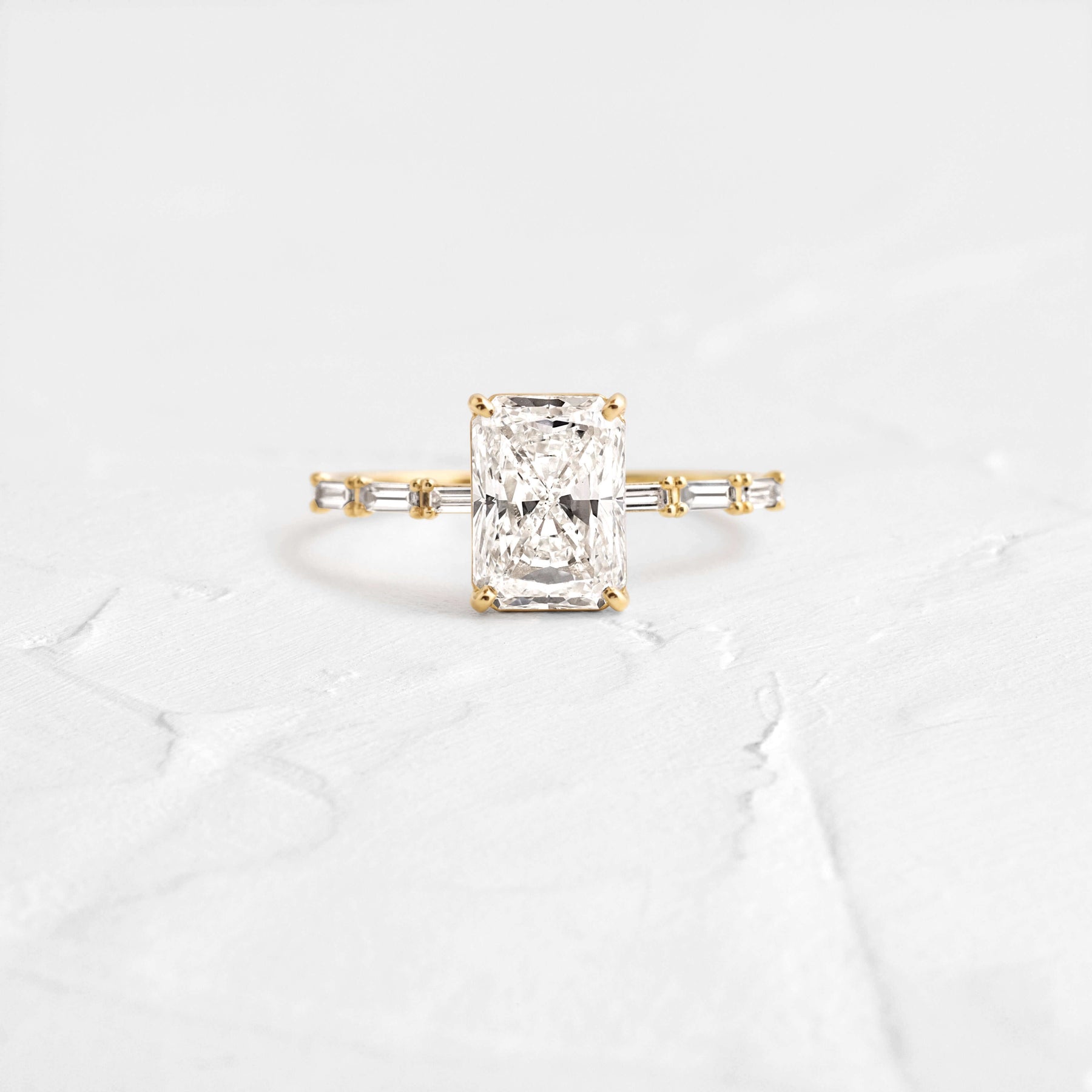 2.50 Ct E Renk VS1 Berraklık Kolları Baget Taşlı Sarı Altın Radiant Pırlanta Yüzük