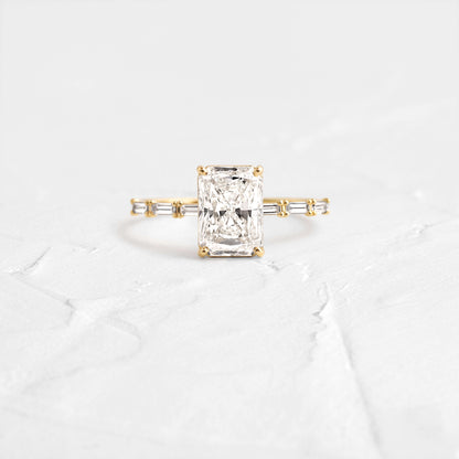 2.50 Ct E Renk VS1 Berraklık Kolları Baget Taşlı Sarı Altın Radiant Pırlanta Yüzük