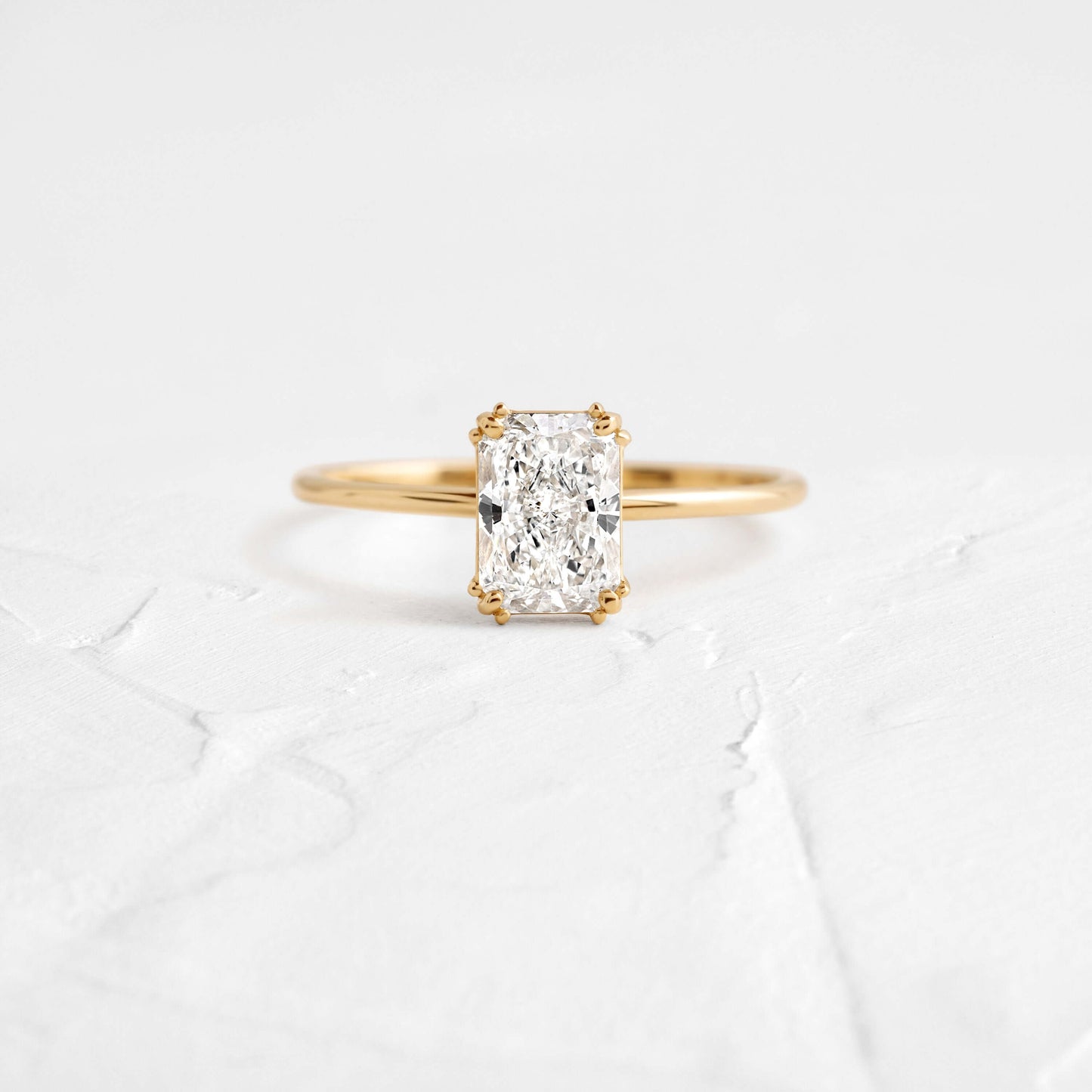 2.75 Ct E Renk VS1 Berraklık Sade Çift Tırnak Sarı Altın Radiant Pırlanta Yüzük