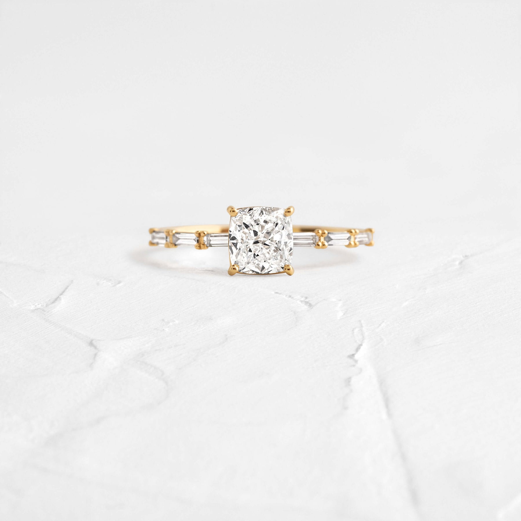 1.00 Ct E Renk VS1 Berraklık Sarı Altın Cushion Pırlanta Yüzük
