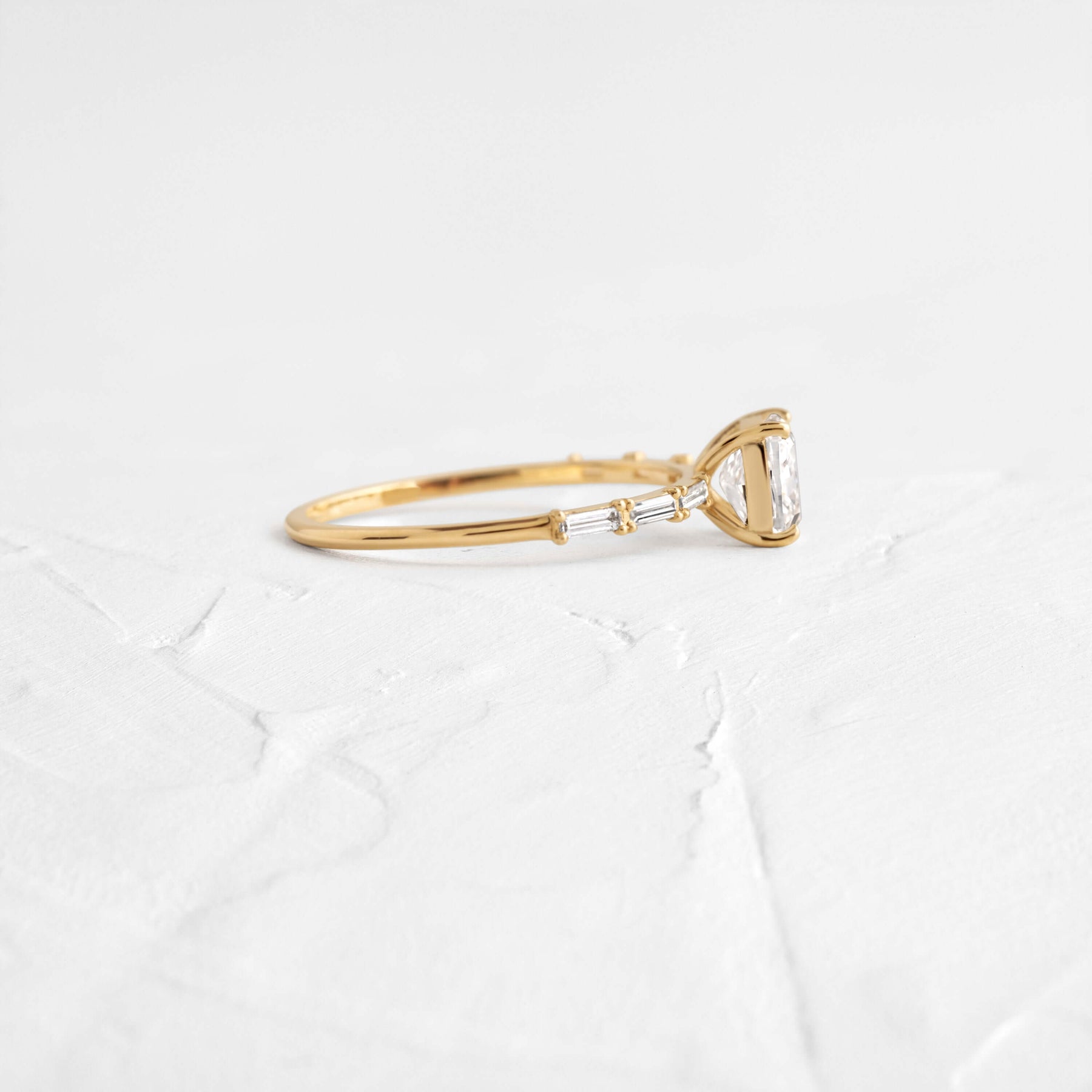 1.00 Ct E Renk VS1 Berraklık Sarı Altın Cushion Pırlanta Yüzük
