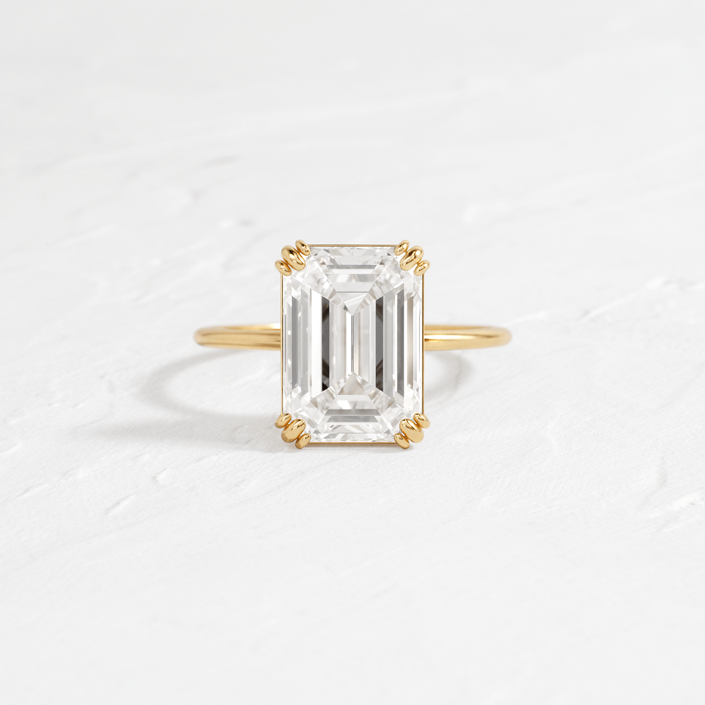 4.00 Ct E Renk VVS2 Berraklık Üç Tırnaklı Sarı Altın Emerald Pırlanta Yüzük