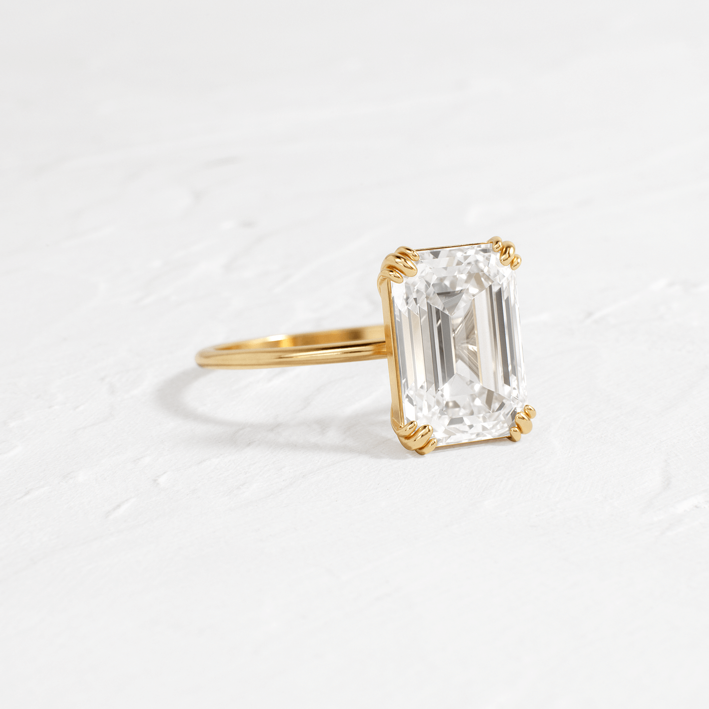 4.00 Ct E Renk VVS2 Berraklık Üç Tırnaklı Sarı Altın Emerald Pırlanta Yüzük