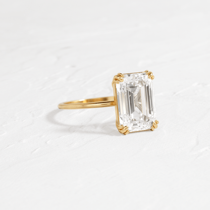 4.00 Ct E Renk VVS2 Berraklık Üç Tırnaklı Sarı Altın Emerald Pırlanta Yüzük