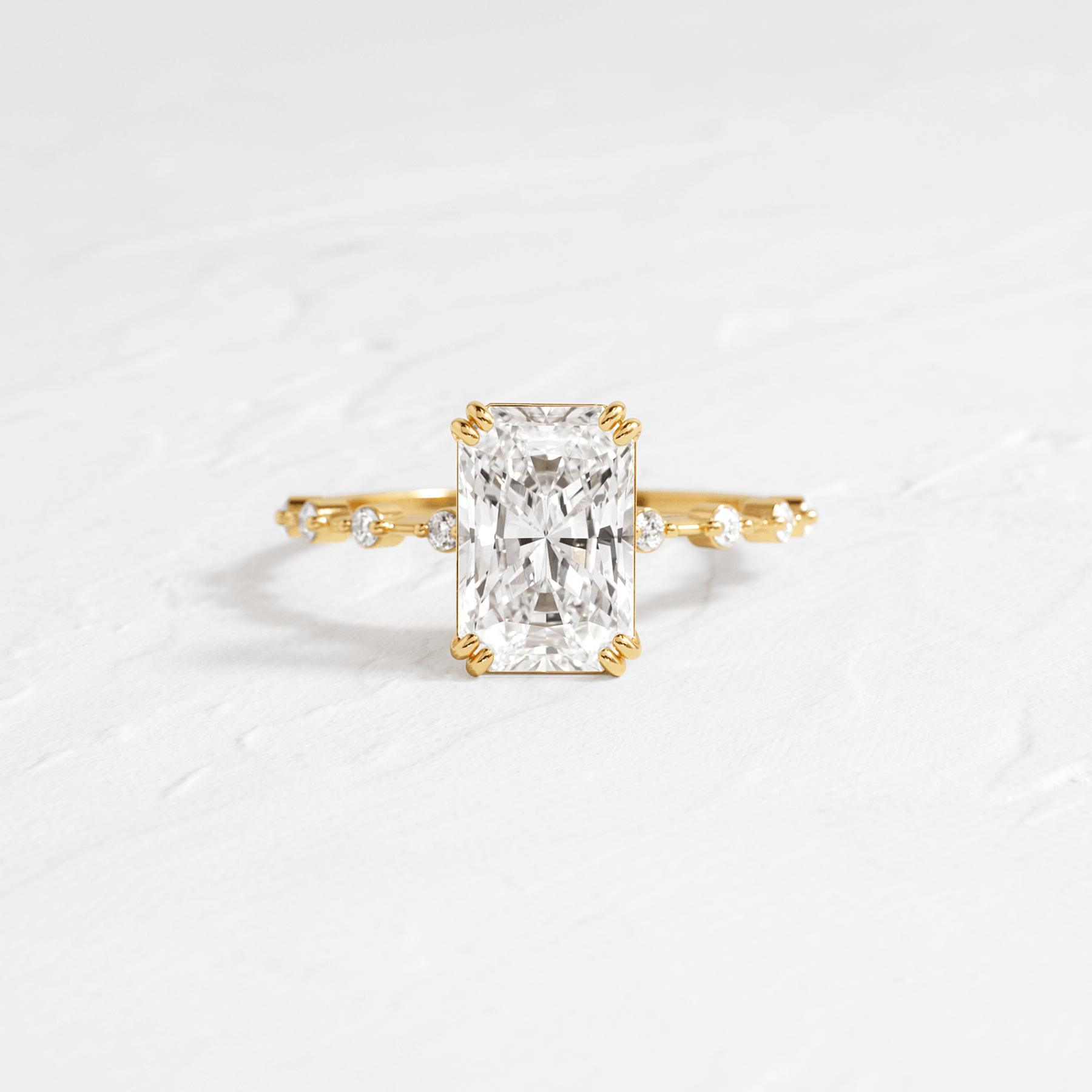 3.53 Ct D Renk VS1 Berraklık Kolları Sıra Taşlı Sarı Altın Radiant Pırlanta Yüzük