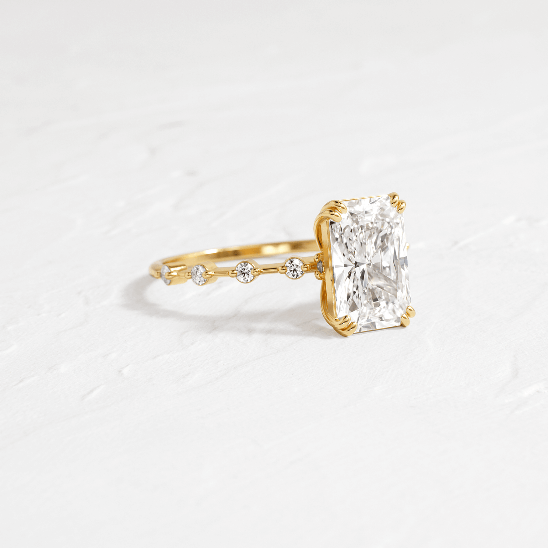 3.53 Ct D Renk VS1 Berraklık Kolları Sıra Taşlı Sarı Altın Radiant Pırlanta Yüzük