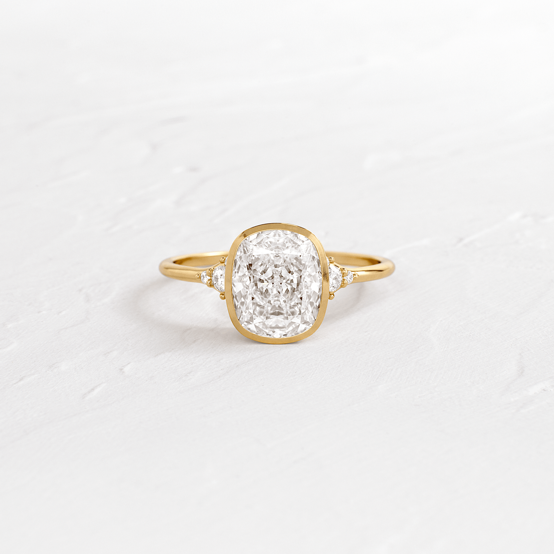 2.51 Ct E Renk VS1 Berraklık Sarı Altın Cushion Pırlanta Yüzük