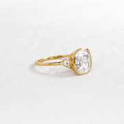 2.51 Ct E Renk VS1 Berraklık Sarı Altın Cushion Pırlanta Yüzük media 3