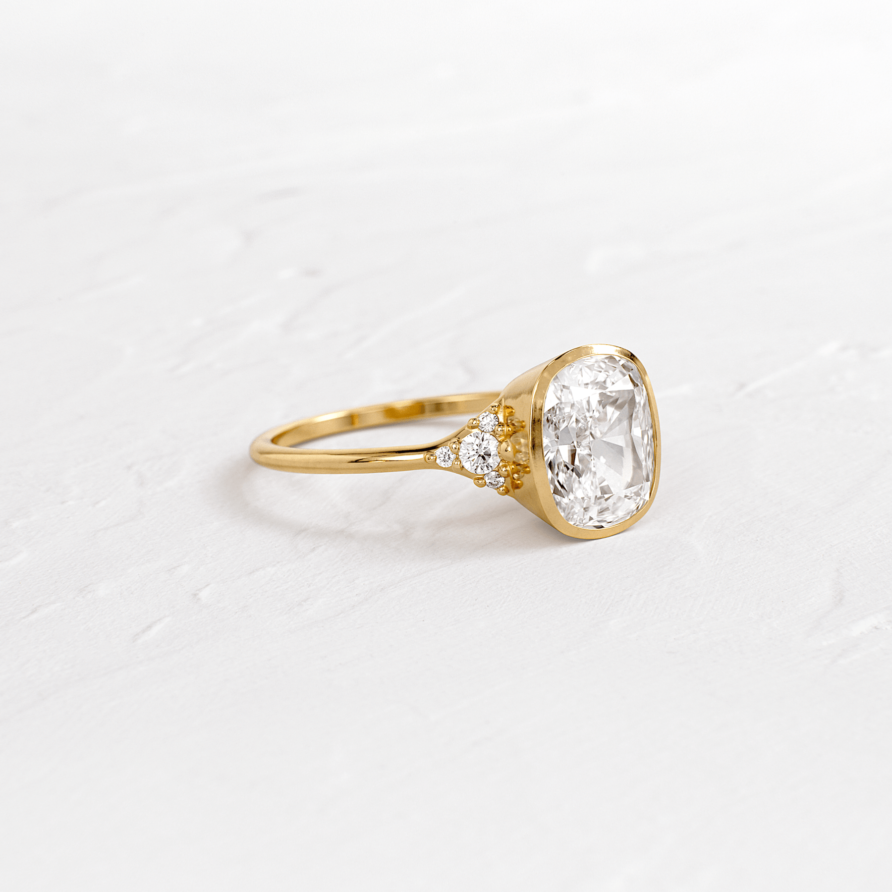 2.51 Ct E Renk VS1 Berraklık Sarı Altın Cushion Pırlanta Yüzük