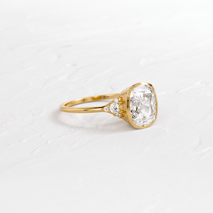 2.51 Ct E Renk VS1 Berraklık Sarı Altın Cushion Pırlanta Yüzük