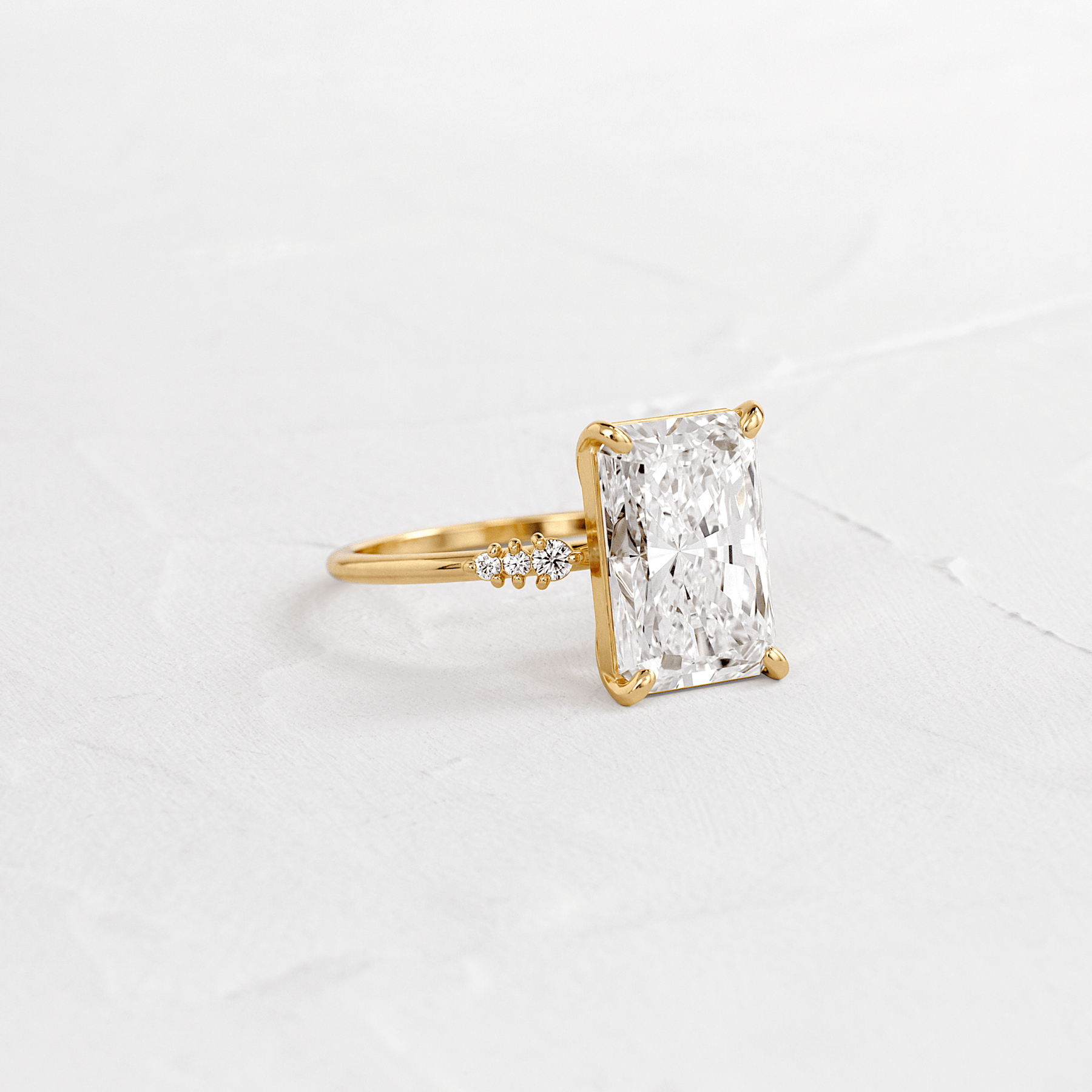 3.00 Ct D Renk VS1 Berraklık Kolları Minik Taşlı Sarı Altın Radiant Pırlanta Yüzük
