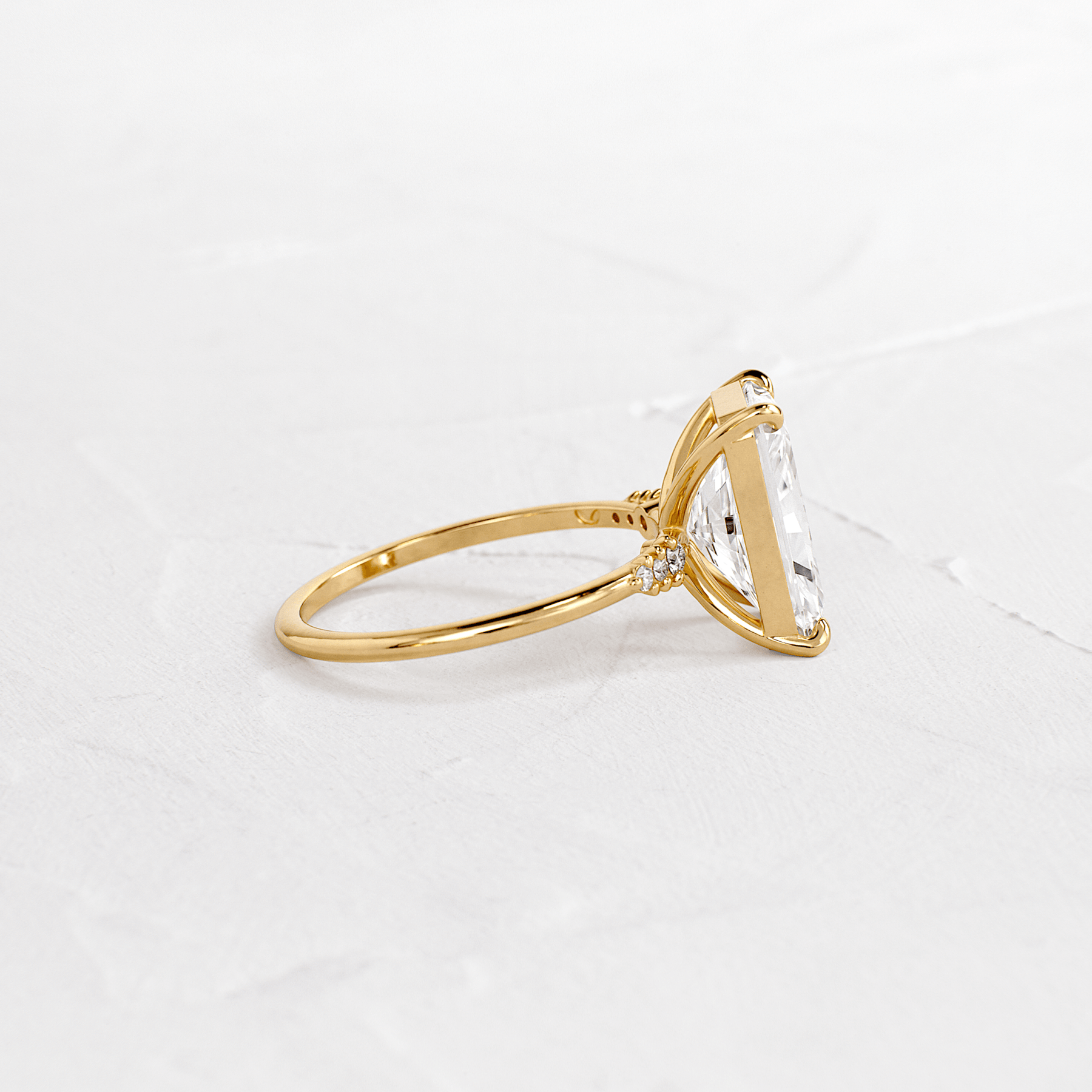 3.00 Ct D Renk VS1 Berraklık Kolları Minik Taşlı Sarı Altın Radiant Pırlanta Yüzük