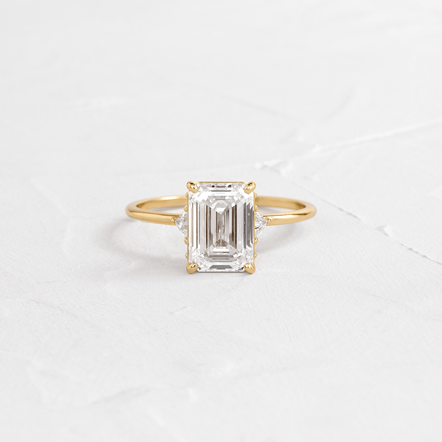 2.00 Ct D Renk VVS2 Berraklık Yan Taşlı Sarı Altın Emerald Pırlanta Yüzük
