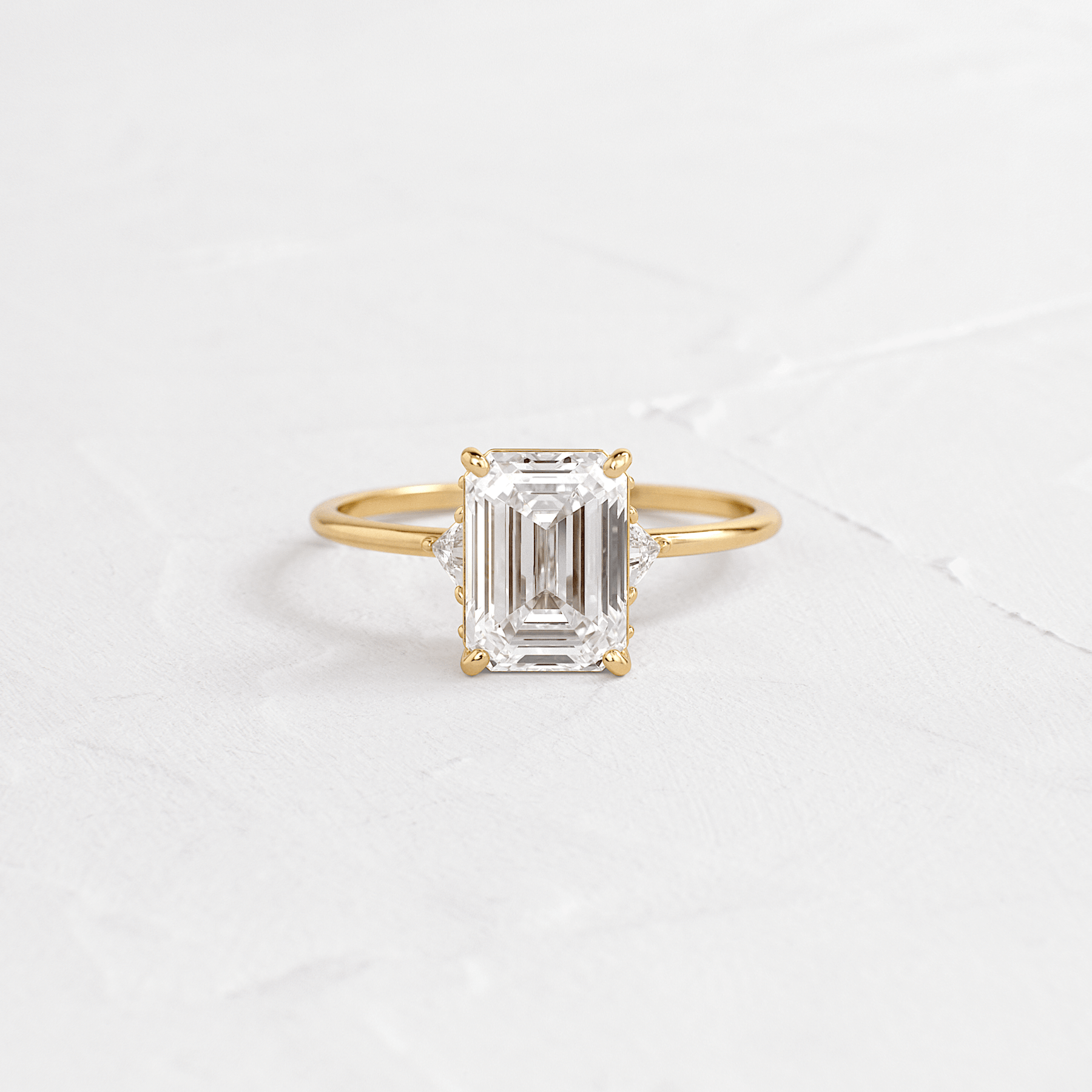 2.00 Ct D Renk VVS2 Berraklık Yan Taşlı Sarı Altın Emerald Pırlanta Yüzük