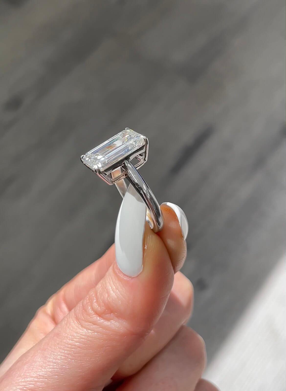4.76 Ct E Renk VVS2 Berraklık Beyaz Altın Emerald Pırlanta Yüzük