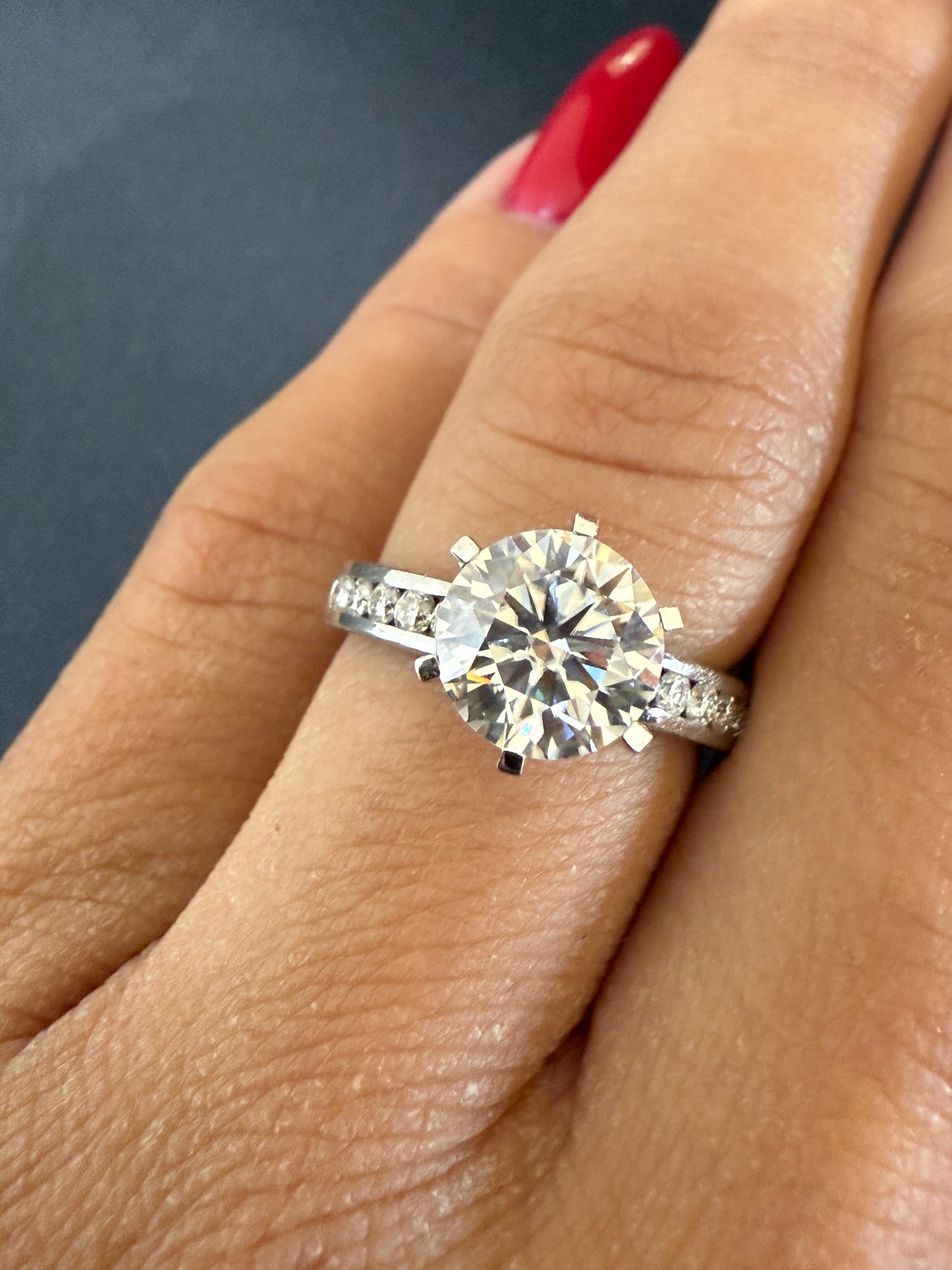 2.30 Ct E Renk VS2 Berraklık Tiffany Kanal Mıhlama Model Pırlanta Yüzük