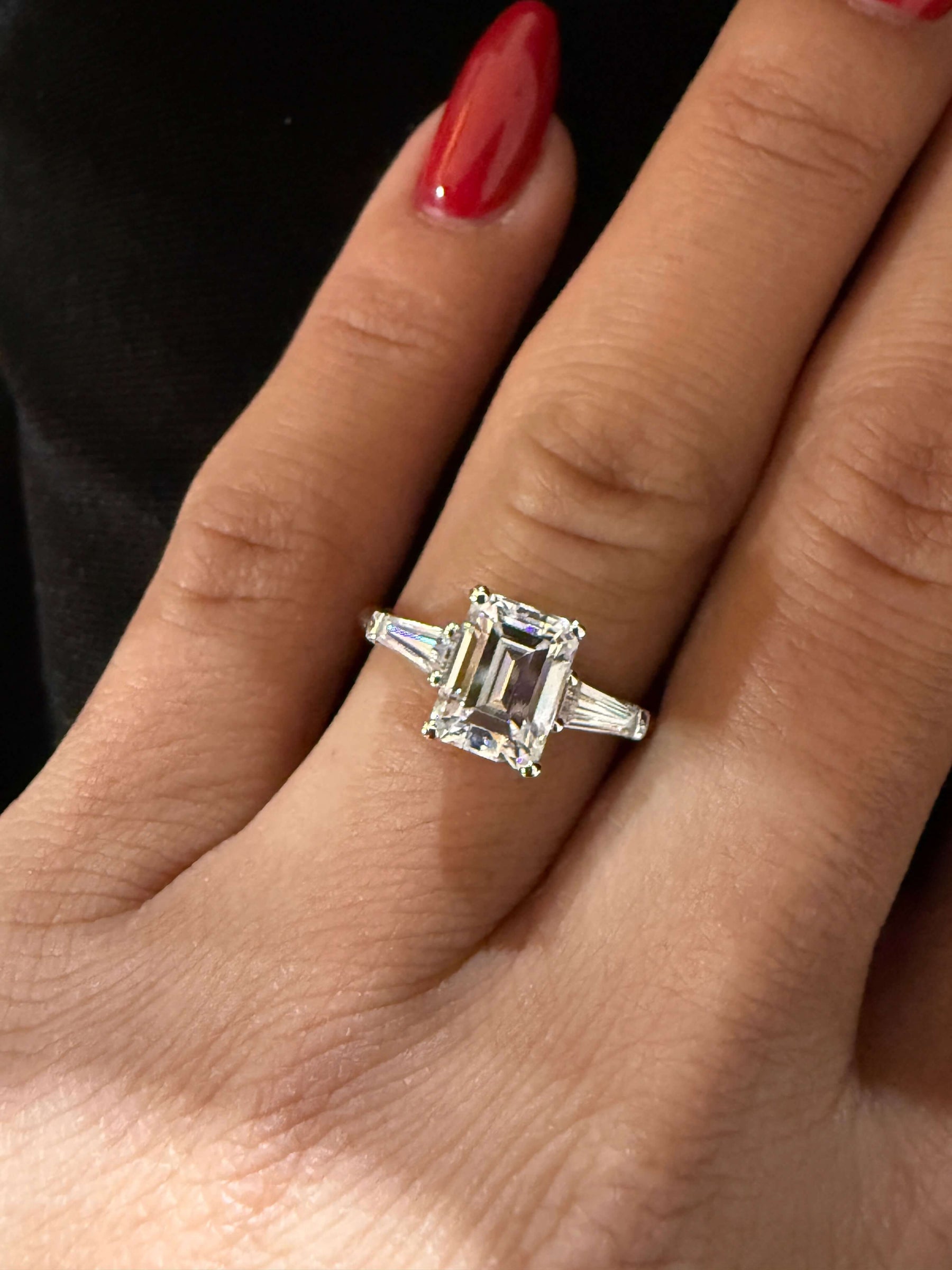 1.80 Ct E Renk Emerald Kesim Orta Taş - Toplam 0.30 Ct Trapez Kesim Yan Taşlı Pırlanta Yüzük