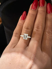1.80 Ct E Renk Emerald Kesim Orta Taş - Toplam 0.30 Ct Trapez Kesim Yan Taşlı Pırlanta Yüzük media 3