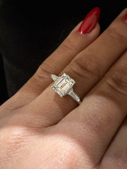 1.80 Ct E Renk Emerald Kesim Orta Taş - Toplam 0.30 Ct Trapez Kesim Yan Taşlı Pırlanta Yüzük media 4
