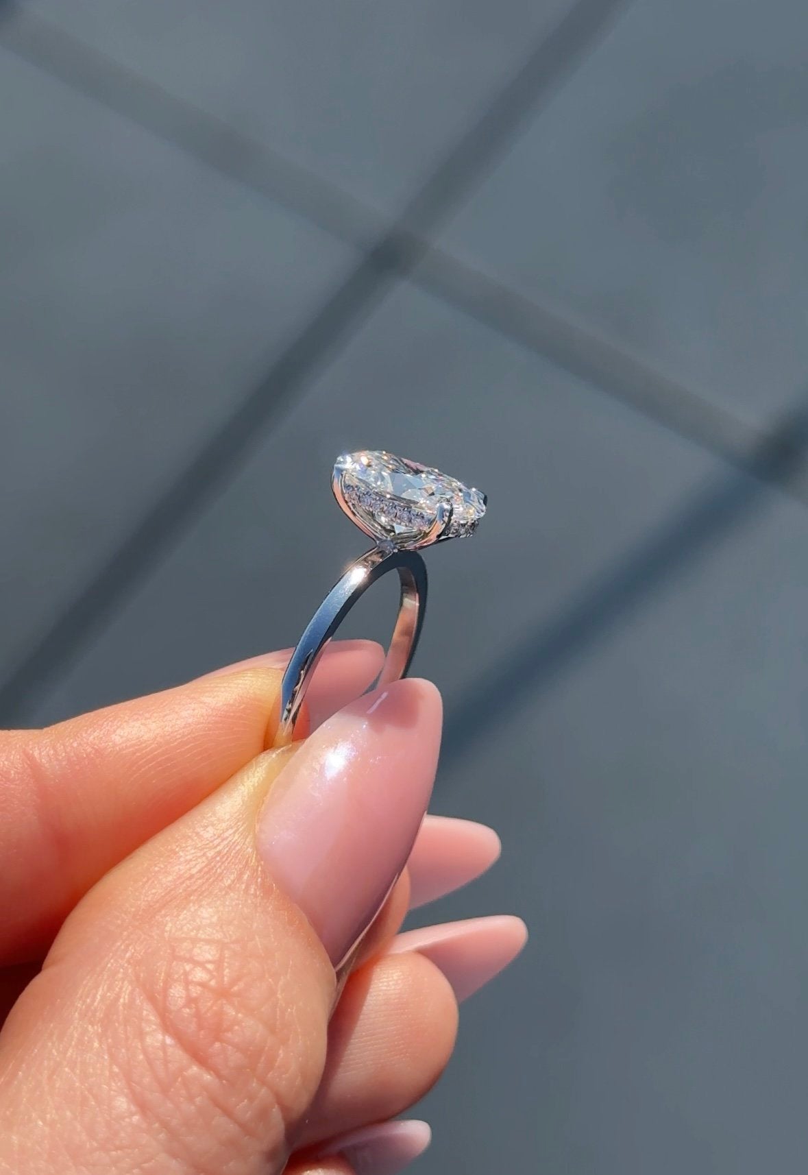 1.05 Ct E Renk VS1 Berraklık Hidden Halo Beyaz Altın Oval Pırlanta Yüzük -