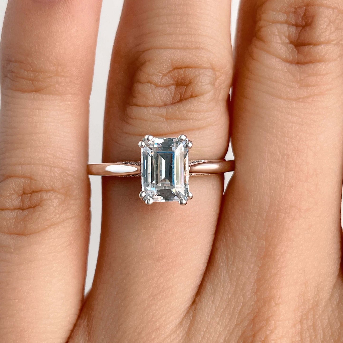 1.50 Ct D Renk VVS2 Berraklık Tırnak Detay Beyaz Altın Emerald Pırlanta Yüzük