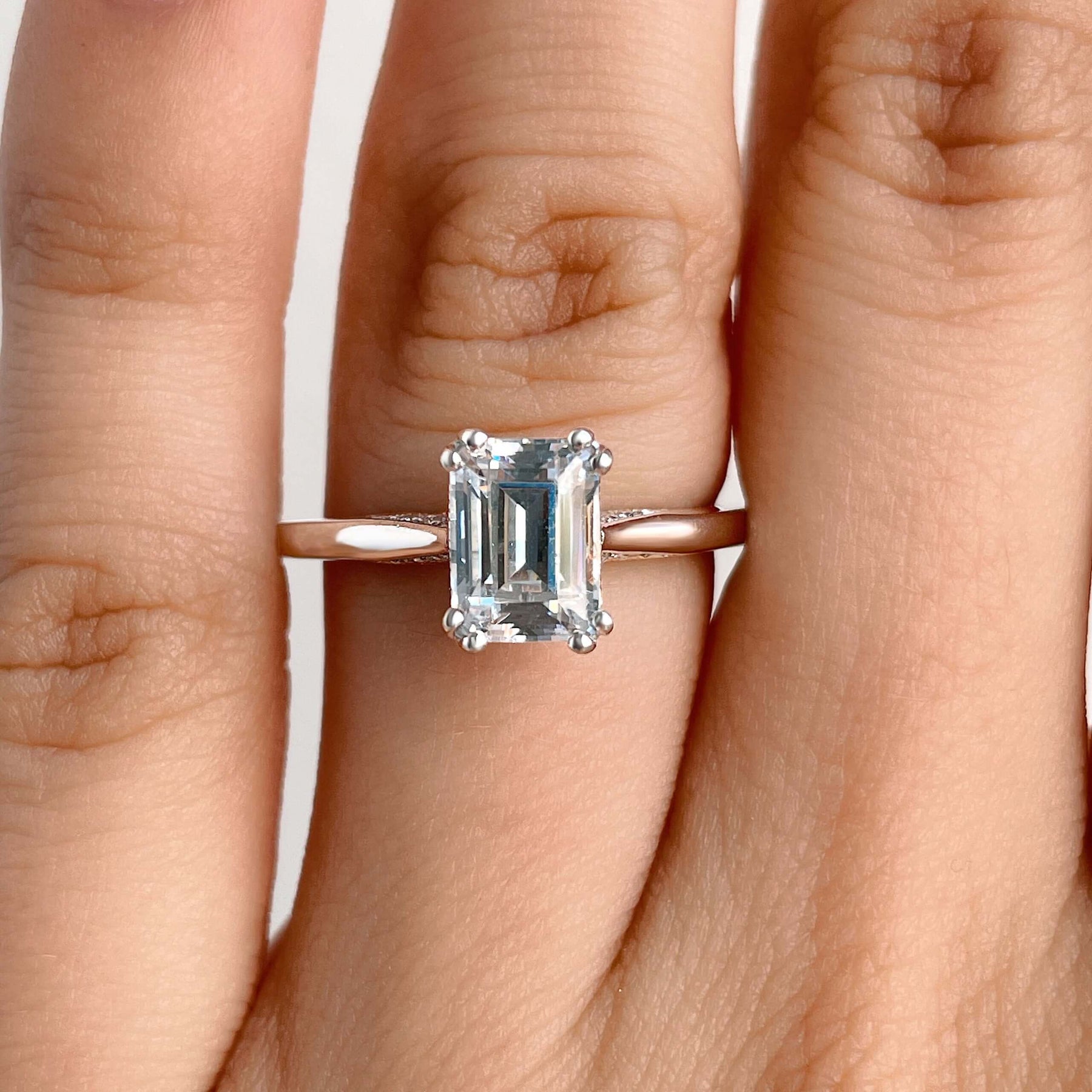 1.50 Ct D Renk VVS2 Berraklık Tırnak Detay Beyaz Altın Emerald Pırlanta Yüzük