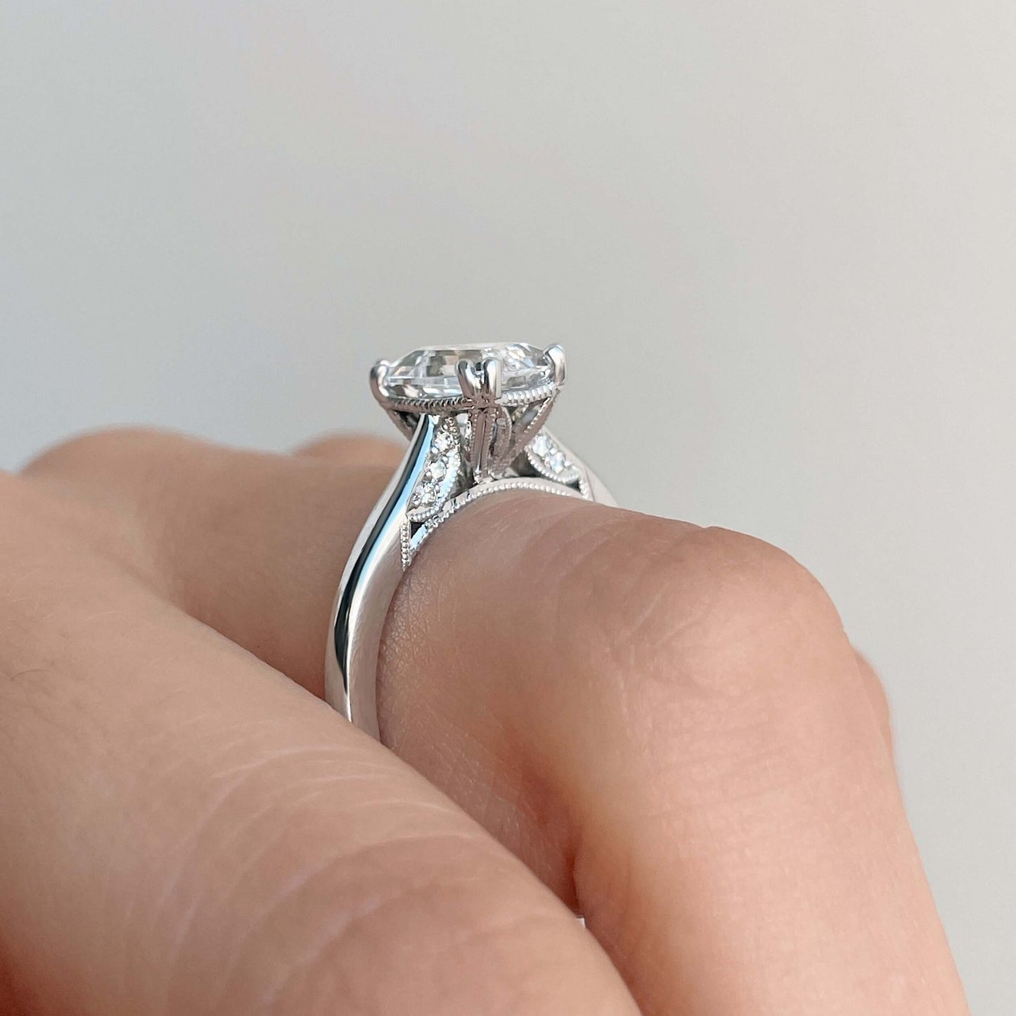 1.50 Ct D Renk VVS2 Berraklık Tırnak Detay Beyaz Altın Emerald Pırlanta Yüzük