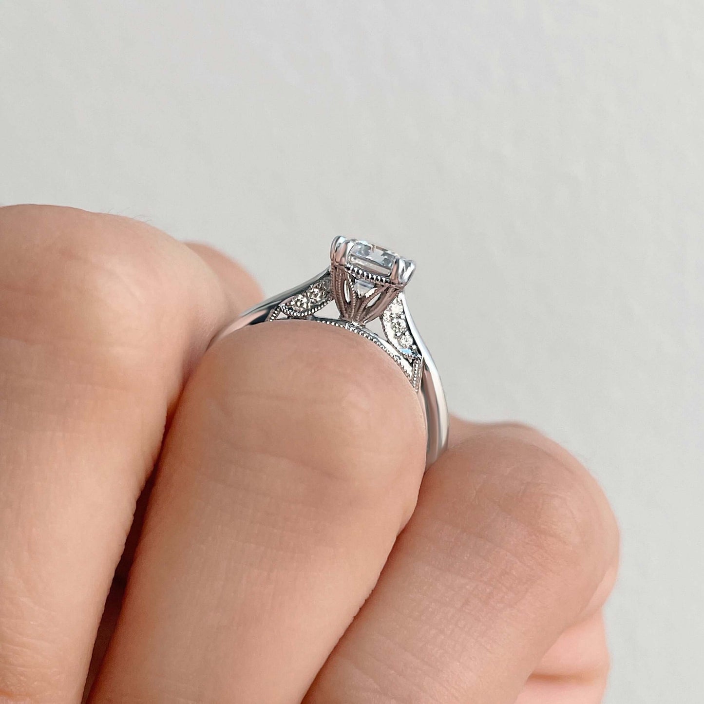1.50 Ct D Renk VVS2 Berraklık Tırnak Detay Beyaz Altın Emerald Pırlanta Yüzük