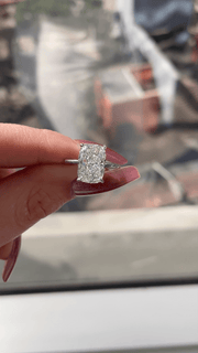 3.53 Ct E Renk VS2 Berraklık Beyaz Altın İnce Montür Cushion Pırlanta Yüzük media 1