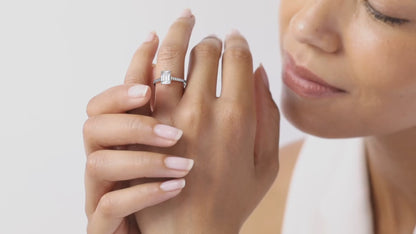 Kolları Taşlı Klasik Emerald Pırlanta Tektaş Nişan Yüzüğü