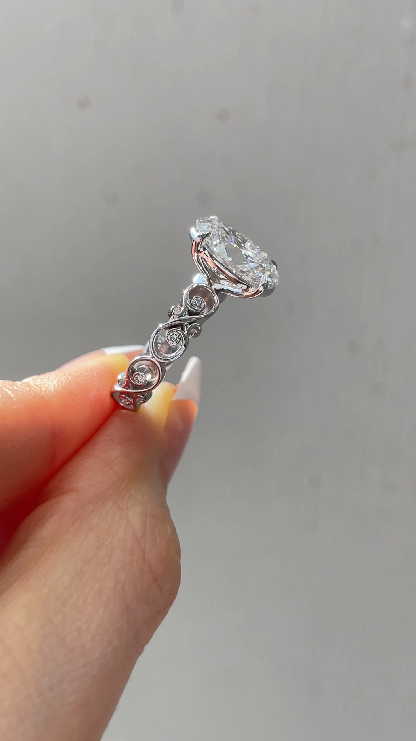 5.02 Ct E Renk VS2 Berraklık Twist Kollu Oval Pırlanta Yüzük